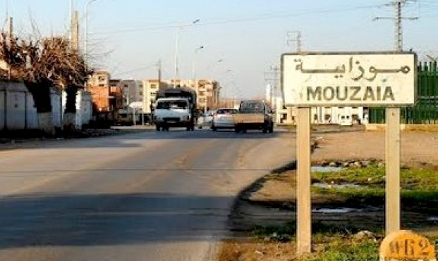 A picturesque road in Mouzaïa bordered by trees and hills, reflecting the town’s calm and natural charm.
