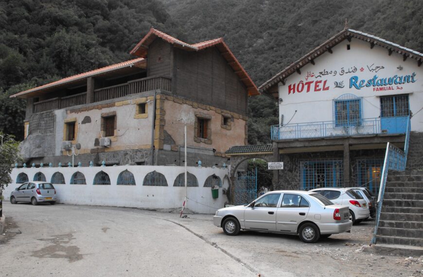 Exterior view of Hotel Ruisseau des Singes in Chréa, surrounded by nature and mountain landscape.