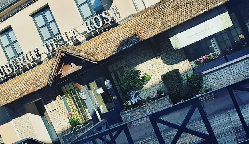 Exterior view of La Rose des Neiges hostel in Chréa, surrounded by mountains and nature.